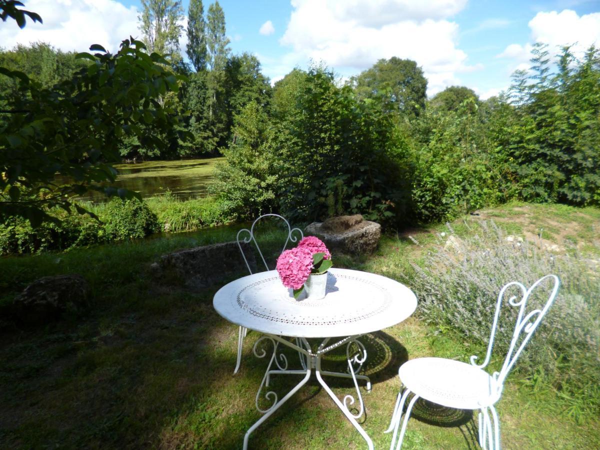 Bed and Breakfast Le Moulin De Cors Oulches Exteriér fotografie